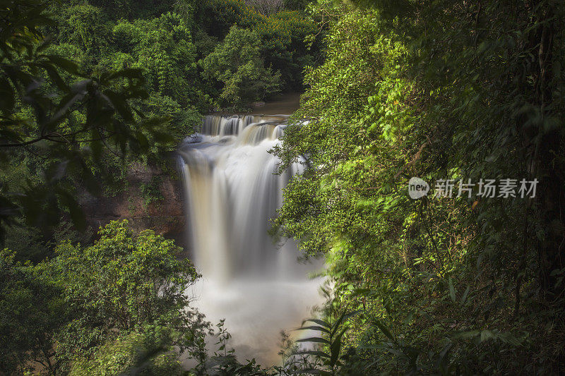 泰国Khao Yai国家公园美丽的山楂瀑布。